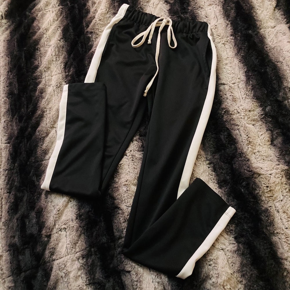 EPTM. black & white zipper-leg gym pants 🖤🤍